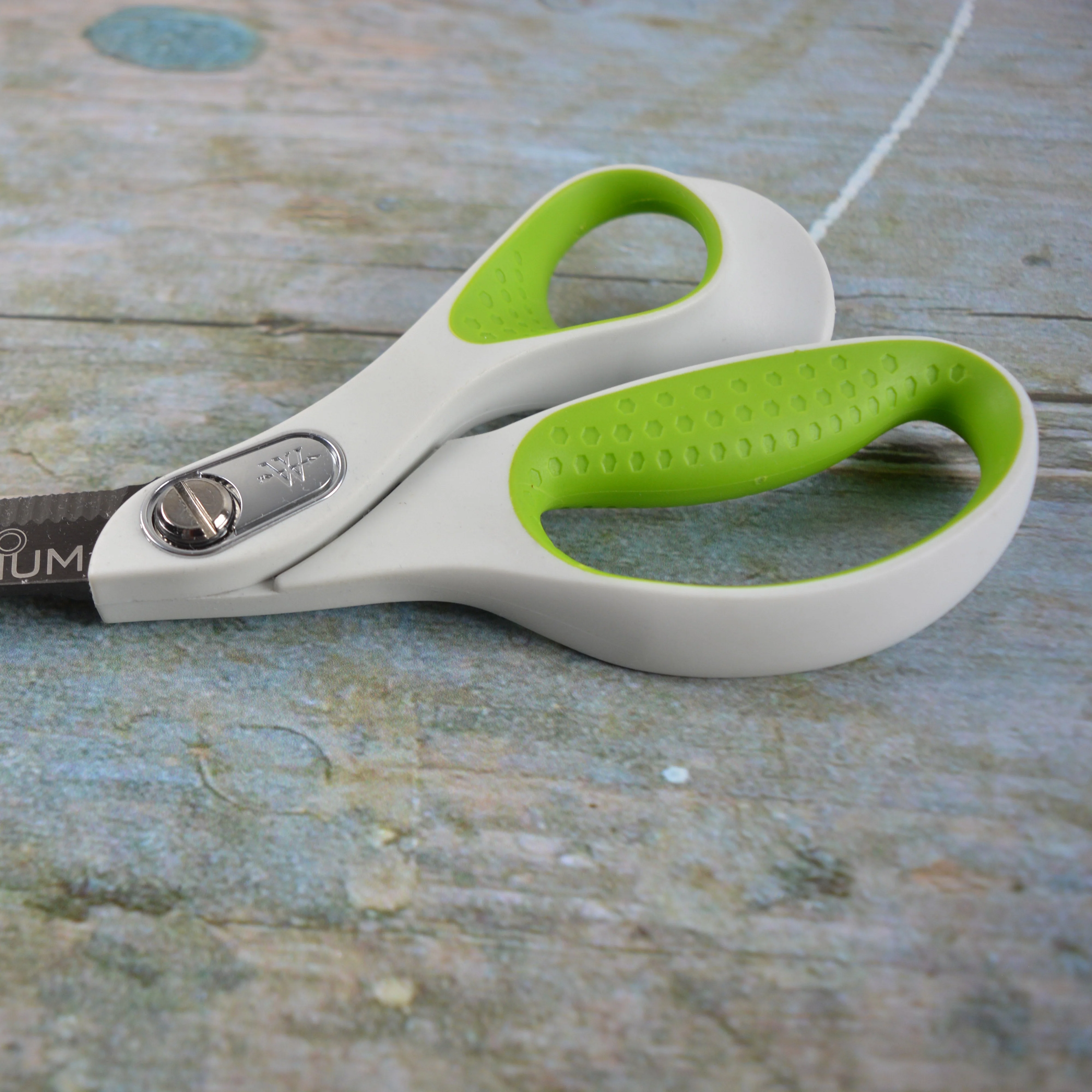 Westcott 9" CarboTitanium Scissors with Serrated Blade, Bent (16268) - Image 7